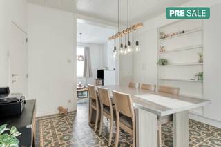 Bent u op zoek naar een zorgeloze start of een slimme investering? Deze verrassend ruime woning in het centrum van Avelgem combineert een...