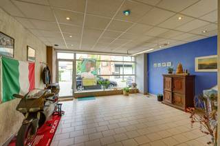 Deze zeer ruime woning met commerciële ruimte in Kapelle-op-den-Bos geniet van een centrale ligging in het hart van de gemeente en biedt een...