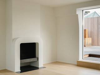 In de gewilde wijk Floride, genesteld achter een karaktervol gebouw, prachtige duplex/penthouse met een oppervlakte van ± 200 m², grondig gerenoveerd in 2025 door architect Renaud Dejeneff en voorzien van een panoramisch terras met vrij uitzicht op een groene omgeving.<br /><br />Deze woning combineert elegantie en moderniteit op een prachtige manier en zal u bekoren door zijn open ruimtes en lichtinval. Ze bestaat uit een ruime ontvangstruimte met open haard en een open keuken die uitkomt op het terras (± 60 m²) met een ideale ligging. Het slaapgedeelte biedt een master suite met dressing en en-suite badkamer, evenals twee andere slaapkamers met aangrenzende badkamer en inbouwkasten. Een parkeerplaats is optioneel beschikbaar.<br /><br />Overige: pre-installatie individuele verwarmingsketel, open haard met elektrische klep, kelder, EPC D+.<br /><br />De wijk Floride is ideaal gelegen in een groene omgeving tussen de Montjoie laan en de Hamoir laan, vlakbij het Zoniënwoud, het openbaar vervoer en winkels.<br /><br />Voor meer informatie kunt u contact opnemen met Bertrand de Moffarts op +32 (0) 475 944 508.