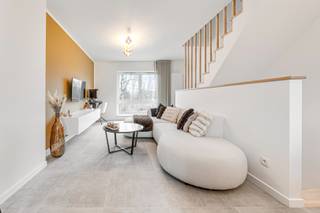 Deze uitstekend goed gelegen woning werd in 2023 volledig gestript en gerenoveerd met degelijke materialen waardoor het de ideale starterswoning is. De indeling van de woning is als volgt: inkomhal met gastentoilet, aparte slaapkamer/berging op het gelijkvloers met eigen tijdloze badkamer met inloopdouche. Vanuit de slaapkamer heeft men toegang tot de ingesloten koer/terrasje. Op de verdieping bevindt zich de aangename en lichtrijke leefruimte met open keuken welke voorzien is van alle toestellen. Extra terras waar het heerlijk vertroeven is bij mooi weer. Op de 2eVerdieping zijn er nog 2 slaapkamers aanwezig waarvan 1 ingericht is als dressing, moderne 2e badkamer met inloopdouche. Valluik naar de geïsoleerde bergzolder. Parkeermogelijkheden vlak voor de deur. MAAK SPOEDIG UW AFSPRAAK VOOR BEZOEK AAN DEZE SCHITTERENDE WONING!