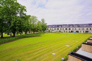 Park Viridis is een uniek woonproject gelegen nabij het centrum van Beveren, in een bijzonder groene en rustige omgeving. Energiezuinig wonen staat hier centraal.<br />De afwerking van deze appartementen bevindt zich in de eindfase en bieden alle modern comfort. Er kunnen nog aanpassingen gebeuren op het vlak van keuken en badkamer, volledig in samenspraak en volgens de voorziene budgetten in het lastenboek.<br />Het project bestaat uit meerdere woonentiteiten en is omgeven door een prachtig groen park van maar liefst 7.000 m². Elk appartement beschikt over een ruim en gezellig terras met zicht op de tuin.<br />Voor dit hedendaagse project wordt gewerkt met de allernieuwste technieken, waaronder zonnepanelen en warmtepompen met vloerverwarming en vloerkoeling. Daarnaast is er de mogelijkheid om een ondergrondse parkeerplaats aan te kopen.<br />Wenst u deze unieke kans niet te laten voorbijgaan? Maak dan gerust een afspraak. <br />referentie: 4595