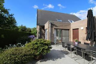 Gezellige halfopen bebouwing op een rustige locatie in De Pinte. Deze woning is heel centraal gelegen in het centrum van De Pinte op wandelafstand...