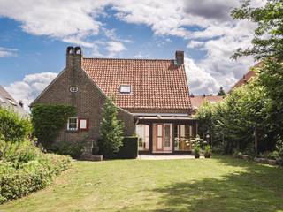 Gelegen op een centrale locatie in Sterrebeek, charmant landhuis met bewoonbare oppervlakte van ± 210 m², omringd door een aangelegde, zuidgerichte tuin met zonneterras en ingebouwde barbecue.<br /><br />De woning biedt een ruime inkomhal met vestiaire en gastentoilet, die toegang geeft tot een lichtrijke leefruimte van ± 55 m² met authentieke haard en aansluitende opkamer, ideaal als bureau of leeshoek. De keuken met zicht op de tuin sluit aan op een praktische bijkeuken met was- en droogruimte. De veranda, voorzien van een zonneluifel en grote glaspartijen, vormt een natuurlijke verlenging van de leefruimte richting tuin. Op de eerste verdieping bevinden zich twee slaapkamers, beide met ingebouwde kasten, een nachthal en een badkamer met tweede toilet én een derde multifunctionele kamer. De zolderverdieping herbergt een multifunctionele kamer onder het dak.<br /><br />Aanvullend: kelder, automatische poort, dubbele garage, recente condensatieketel, dubbele beglazing, alarmsysteem op elke verdieping, waterverzachter en een elektrische regenwaterpomp. EPC: E.<br /><br />Deze woning is uitstekend gelegen nabij diverse internationale scholen zoals de International School of Flanders, de Internationale Deutsche Schule en de Brussels American School. Openbaar vervoer (bus en tram) bevindt zich op wandelafstand, net als vlotte verbindingen naar Brussel en de ring.<br /><br />Voor meer informatie kunt u contact opnemen met Merva Marasligil op 03 647 30 72.