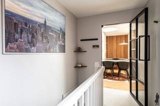 In hartje Hoogstraten, op wandelafstand van Horeca, ontspanningsmogelijkheden en scholen treffen we dit instapklaar appartement. De woning is in 2008 gebouwd en is recent volledig gerenoveerd. Kwalitatieve materialen, lichtinval en uitzonderlijk design kenmerken dit appartement. <br /><br />Indeling; <br />Gelijkvloers: <br />Open leefkamer met keuken, voorzien van bijzonder veel glaspartijen.<br /><br />-1 VERDIEPING<br />2 slaapkamers<br />Volledig vernieuwde badkamer <br />Afzonderlijk toilet<br /><br />Bijzonderheden: <br />Het appartement is voorzien van inbouw kasten boven en onder.<br />Instapklaar<br />Energiezuinig<br />Kwalitatief afgewerkt<br />Airco<br />Zonnepanelen<br /><br />In de gehele woning is er ruim voldoende opslagplaats voorzien door middel van ingebouwde kasten.<br />Tevens is er de mogelijkheid om parkeerplaatsen en/ of een garagebox bij te huren. <br /><br />Kortom, betaalbare woning in het bruisende centrum van Hoogstraten!