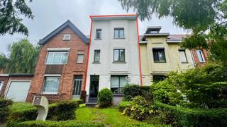 Ruime instapklare gezinswoning met 4 slk te koop in Wilrijk

Deze charmante woning met 4 slaapkamers, gelegen op de Michel Geysemansstraat 6 in Antwerpen, biedt een unieke woonervaring. Met een perceeloppervlakte van 188m² en twee gevels, geniet dit huis van een aangename lichtinval. De woning beschikt over een ruime leefruimte met een gezellige open haard en een aparte eethoek, perfect voor familiebijeenkomsten.

De open keuken voorziet in veel werkruimte en opbergmogelijkheden. Een bijkomende glazen veranda biedt een lichte en luchtige ruimte, ideaal als extra zit- of eetruimte met uitzicht op de tuin. Op de bovenverdiepingen bevinden zich de vier slaapkamers waarvan 2 met annex dressing, die elk de nodige rust en privacy garanderen.

De gevels zijn goed onderhouden en de woning is zeer centraal gelegen met een natuurgebied op het einde van de straat.

Een ideale kans voor wie op zoek is naar een ruime gezinswoning met karakter in Antwerpen.

Bezichtiging mogelijk tijdens de kijkdagen op 19 en 20 september en optioneel op 26 en 27 september. Stuur een verzoek naar familieteunen@gmail.com met je contactgegevens en je gewenste bezoekuur.