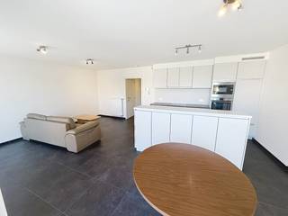 Dit recent appartement is gelegen op de 1ste verdieping van het gebouw, op wandelafstand van het centrum van Staden, alle winkels, openbaar vervoer,... <br />Het appartement bestaat uit een inkom, toilet, lichtrijke leefruimte met open ingerichte keuken, berging, badkamer (dubbele lavabo en douche), 2 ruime slaapkamers én een terras. <br />U beschikt tevens over een garage, gelegen op het gelijkvloers achter het gebouw.<br /><br />De huurprijs is inclusief syndic. <br /><br />(EPB E68 - 98,87 kWh/m²)