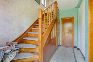 <p><strong>Vous recherchez une maison que vous pourrez rénover entièrement selon vos goûts ?</strong> Cette charmante maison familiale, située <strong>Kreupelstraat 10 à Dilbeek</strong>, est exactement ce qu'il vous faut. Grâce à sa situation privilégiée dans un quartier résidentiel calme, tout en étant à proximité immédiate de Bruxelles, cette propriété constitue une opportunité idéale pour les familles, les investisseurs ou les amateurs de rénovation à la recherche d'un bien offrant un énorme potentiel.<span></span></p>
<p>La maison bénéficie d'un emplacement recherché où tranquillité et accessibilité se conjuguent parfaitement. Les écoles, les commerces, les transports en commun ainsi que toutes les commodités du quotidien se trouvent à proximité immédiate. De plus, les accès rapides au Ring de Bruxelles et aux principaux axes routiers permettent de rejoindre facilement Bruxelles ainsi que les communes environnantes.</p>
<p>En entrant dans la maison, vous découvrez un hall d'entrée desservant les différentes pièces de vie. Le rez-de-chaussée comprend un agréable séjour, une cuisine, un garage ainsi qu'un vaste atelier. Ces espaces supplémentaires offrent de nombreuses possibilités d'aménagement et peuvent être transformés, selon vos besoins, en espace de loisirs, bureau pour profession libérale, atelier ou encore espace de rangement supplémentaire.</p>
<p>Le premier étage se compose de deux chambres à coucher de belles dimensions ainsi que d'une salle de bains.</p>
<p>L'un des principaux atouts de cette propriété est son deuxième étage, où se trouve un grenier aménageable d'environ <strong>25 m²</strong>. Cet espace offre la possibilité de créer une troisième chambre, une suite parentale, un bureau ou encore une pièce polyvalente, apportant ainsi une réelle plus-value tant en termes de confort que de valeur.</p>
<p>Bien que la maison nécessite une rénovation, c'est précisément ce qui fait tout son intérêt. Vous aurez l'opportunité de transformer cette habitation en une maison familiale contemporaine, parfaitement adaptée à vos envies et à votre style de vie. Grâce à sa structure saine, sa disposition fonctionnelle et ses nombreuses possibilités d'aménagement, cette propriété présente un potentiel de rénovation exceptionnel.</p>
<p>En résumé, une opportunité rare pour les amateurs de projets immobiliers souhaitant acquérir une maison pleine de caractère, offrant de belles possibilités d'extension et bénéficiant d'un emplacement de choix à Dilbeek, à seulement quelques minutes de Bruxelles.</p>
<p>👉 <strong>Intéressé(e) ?</strong><br />Contactez <strong>Nils De Block</strong> à l'adresse <strong>nils.deblock@weinvest.be</strong> ou au <strong>0497 248 251</strong> pour obtenir davantage d'informations ou organiser une visite.</p>
<p><strong>Renseignements urbanistiques en cours de demande.</strong></p>
