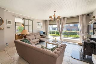 Deze ruime, gelijkvloerse villa in het hart van Kortemark combineert comfort, privacy en veelzijdigheid. Dankzij de centrale ligging – op wandelafstand van winkels, het station en openbaar vervoer – is dit de ideale woonplek voor wie wonen en werken wil combineren én voor wie later zorgeloos wil blijven wonen.
Indeling: royale inkomhal, badkamer, vier slaapkamers op het gelijkvloers (waarvan één perfect kan dienen als bureauruimte), een lichtrijke leefruimte, volledig uitgeruste keuken, praktische wasplaats, grote veranda, kelder met een aparte wijnkelder, dubbele inpandige garage én een extra dubbele garage die tevens kan fungeren als stockage- of werkruimte. Bovendien werd recent een nieuwe hoogrendementsketel op gas geplaatst, waardoor de woning efficiënt en energiezuinig verwarmd wordt.
Aarzel niet en vraag vandaag nog informatie of een bezoek aan!
* Bel Marijke op 0478/78.67.10
* Of mail naar marijke.vanclooster@hyboma.be