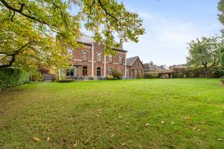 SUPERBE MAISON de MAITRE avec bureaux, double garage, 6 chambres, et jardin cloturé. CHANCE UNIQUE! L'ideal pour...