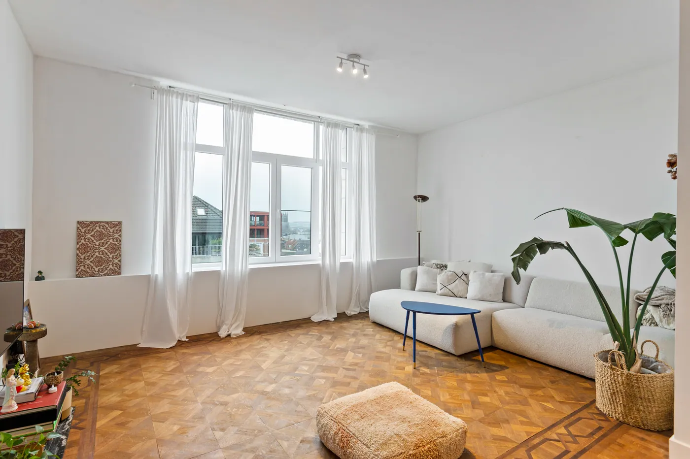 Ruim en charmant appartement met 2 slaapkamers en terras op fantastische ligging! - foto 4
