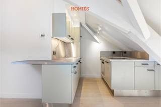 Deze exclusieve loft bevindt zich op de derde en bovenste verdieping in het prestigieuze ‘Huyse Rosalena’, een prachtig gerenoveerd 18e-eeuws pand...