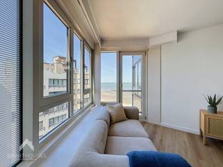 <p>Magnifiek appartement/studio aan de vernieuwde zeedijk bestaande uit een hal met ingemaakte kasten, slaaphoek, ingerichte badkamer (inloopdouche, lavabomeubel en toilet), een lichtrijke leefruimte met eet-en zithoek met zeezicht en een volledig uitgeruste keuken.</p>
<p>Ideaal voor eigen gebruik of vakantie verhuur.</p>
<p>Extra troeven:</p>
<ul>
<li>Energiezuinig</li>
<li>Conforme keuring elektriciteit</li>
<li>Lateraal zeezicht</li>
<li>Prachtige keuken met ingemaakte wasplaats</li>
<li>Volledig gerenoveerd en bemeubeld</li>
<li>Op wandelafstand van allerlei winkels, restaurants en openbaar vervoer</li>
<li>Private fietshaak</li>
</ul>
<p></p>
<p>Dit appartement is te koop ZONDER makelaar via het concept van Smart Houses! Verdere inlichtingen of bezoek? Contacteer rechtstreeks de eigenaar via 0476/62.9701</p>