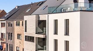 <p>MODERN kwalitatief duplexappartement met terras en autostaanplaats, goedgelegen aan het station, en energiezuinig. Instapklaar. <br />Indeling: hal, apart toilet, leefruimte, eetplaats met ingerichte keuken, berging. Volledig ingerichte badkamer (inloopdouche) en 1 slaapkamer. Op het bovenverdiep bevinden zich nog 2 slaapkamers. Instapklaar.<br />Maak nu uw afspraak voor extra info: Guido@immobeguin.be</p>