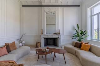 LIGGING<br />Dit exclusieve appartement is gelegen in Residentie B’eau Kouter, een prestigieus vernieuwbouw project op de Kouter midden in het centrum van Gent. Hier bent u omgeven door tal van winkels, horeca, supermarkten, scholen en alles wat deze bruisende stad te bieden heeft. Ook wat betreft woon-werkverkeer vormt dit de perfecte uitvalsbasis, zo heeft u een vlotte verbinding via de autostrade en heeft u tal van opties met het openbaar vervoer.<br /><br />INDELING<br />Dit unieke appartement van maar liefst 241m2 is gelegen op de eerste verdieping en is bereikbaar via de lift of de prachtige authentieke trap. U komt het appartement binnen in een royale centrale inkomhal. Deze verleend toegang tot de ruime en lichtrijke woonkamer met prachtige sierlijsten, hoge plafonds, parket en sierhaarden. Vervolgens komen we in de grote eetplaats, ook hier met behoud van tal van authentieke elementen en een zicht op de Kouter. Deze eetplaats staat in rechtstreekse verbinding met de ingerichte keuken en is voorzien van alle kwalitatieve toestellen. Vervolgens beschikt het appartement over twee grote kamers, 2 badkamers, een toilet, berging en een extra ingerichte keuken. Beide kamers zijn voorzien van een zuidgericht terras met zicht op water. Via de lift of trap is de kelderberging bereikbaar en de private autostaanplaats die kan aangekocht worden.<br /><br />Voor meer info en/of een bezoek contacteer Arthur 0473909094