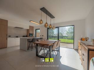 <span><strong>HALF-OPEN NIEUWBOUWWONING MET 3 SLAAPKAMERS OP EEN PERCEEL VAN 3A 71CA TE OPITTER<br /><br />TROEVEN<br /></strong>- Instapklare nieuwbouwwoning.<br />- Gelegen in een rustige en kindvriendelijke woonwijk nabij het centrum van Opitter.<br />- EPC-label A: energiezuinige woning!<br />- <span>Moderne keuken met eiland en apparatuur.<br /></span></span><span><span></span>- Woning afgewerkt in hoogwaardige en kwalitatieve materialen.<br />- Zonnepanelen aanwezig.<br />- Omheinde tuin.<br /><strong>- Verkoop onder verkooprechten (2% voor rechthebbenden)<br /><br />GELIJKVLOERS 00 (57,99 m²)<br /></strong>- Inkomhal (1,56 m x 2,61 m = 4,07 m²): toegang tot de woonkamer, tegelvloer.<br />- Woonkamer (8,74 m x 4,15 m = 36,27 m²): open leefruimte met veel lichtinval en verbonden met de keuken, schuifpui naar tuin/terras, houten trap naar eerste verdieping, tegelvoer.</span><br /><span>- Keuken (3,60 m x 2,27 m = 8,17 m²): keukenwand (onder- en bovenkasten, lades, koelkast, inductiekookplaat, dampkap, combi-oven), keukeneiland (vaatwasser, spoelbak, werkblad, onderkasten), deur die toegang geeft tot de tuin, tegelvloer.</span><br /><span>- Gastentoilet (1,00 m x 1,56 m = 1,56 m²): hangtoilet, spoelbakje, wandkast, tegelvloer.</span><br /><span>- Berging (3,72 m x 2,13 m = 7,92 m²): warmtepomp, technische kast, tegelvloer.</span><br /><br /><span><strong>VERDIEPING</strong> <strong>+01 (55,27 m²)</strong></span><br /><span>- Overloop (3,20 m x 1,01 m = 3,23 m²): trap naar de tweede verdieping, toegang tot de 3 slaapkamers en badkamer, tegelvloer. <br />- Badkamer (2,59 m x 2,72 m + 1,62 m x 0,92 m = 8,53 m²): inloopdouche, badkamermeubel (lavabo, lades), aansluiting wasmachine en droogkast, hangtoilet, tegelvloer.<br />- Slaapkamer 1 (3,32 m x 4,42 m = 14,67 m²): tegelvloer.<br />- Slaapkamer 2 (3,01 m x 3,96 m = 11,91 m²): tegelvloer.<br />- Slaapkamer 3 (3,61 m x 4,69 m = 16,93 m²): tegelvloer.<br /><br /><strong>VERDIEPING</strong> <strong>+02 (34,61 m²)</strong><br />- Zolderruimte (6,50 m x 3,52 m + 1,65 m x 2,81 m = 27,51 m²): mogelijkheid tot het inrichten van een vierde slaapkamer, chapevloer.<br /></span>- Technische ruimte (2,81 m x 2,53 m = 7,10 <span>m²): chapevloer.</span><br /><br /><span><strong>EXTERIEUR</strong></span><br /><span>- Omheinde tuin.<br />- Oprit, voortuin en terras (nog aan te leggen).<br /><br /><strong>3 ZONNEPANELEN</strong><br /><span>- In de verkoopprijs zit het volledige zonnepanelensysteem begrepen (zonnepanelen, omvormer, collectoren e.a. toebehoren).<br /><br /></span><span><strong>VERKOOP ONDER VERKOOPRECHTEN</strong><br />De verkoop zal plaatsvinden onder verkooprechten, waardoor rechthebbenden kunnen genieten van 2% verkooprechten overheen de aankoopprijs. De verkoop vindt dus niet plaats onder het BTW-stelsel.<br /></span><br />Bekijkt u deze advertentie via een aanverwante vastgoedsite, surf dan zeker naar onze website <strong>www.N78vastgoed.be</strong> voor een uitgebreide beschrijving en foto's. <strong>Meer info: +32 (0)89 86 18 88 of info@N78vastgoed.be.</strong></span>