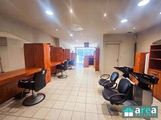 <p>Het handelsgelijkvloers (voordien een kapperszaak) bevindt zich in een zijstraat van de Bredabaan, in het centrum van Merksem.<br />Het betreft een gelijkvloerse ruimte van 70m² met een ruime keuken, toilet en bergplaats achteraan. Gemakkelijke bereikbaarheid te voet, met de auto of het openbaar vervoer.</p><p>De kappersmeubels kunnen overgenomen worden.<br />Onmiddelijk beschikbaar/in samenspraak</p><p>Indeling: Het handelsgelijkvloers heeft een oppervlakte van 70m². De commerciële ruimte 50m² en achterkamer 20m².</p><p>Voor meer informatie kan u terecht bij Area Partners. Info@area.be of 03/284.60.60</p>