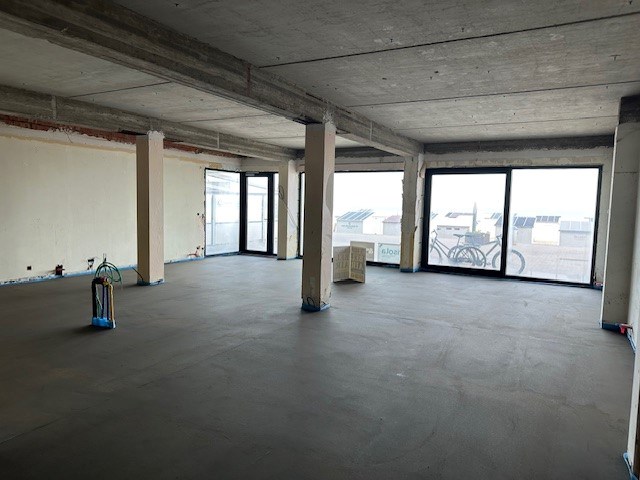 Handelspand op topligging . Strandplein. Ruim 200 m2 . Tegen 1 juni volledig nieuw afgewerkt. Zowel te koop of te huur. - foto 2
