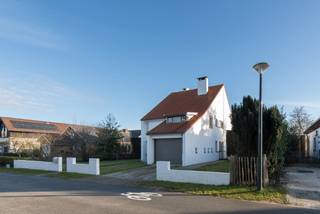 Villa de 4 chambres à coucher exceptionnellement située avec une vue imprenable sur la réserve naturelle protégée des dunes à vendre.Disposition :Au...