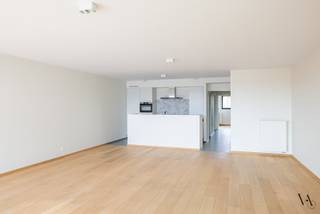 Op de 7e verdieping bevindt zich dit ruime en lichtrijke appartement van meer dan 130m² met een uitzonderlijk uitzicht over de Leuvense jachthaven, het historische stadscentrum en verschillende historische gebouwen.<br /><br />Je betreedt het appartement via de inkomhal met een eerste ruime (was)berging en apart toilet. Verder door kom je in de royale leefruimte met open en volledig geïnstalleerde keuken. Van hieruit heb je via grote schuiframen toegang tot het zonnige terras met zicht over de Leuvense jachthaven en het historische centrum. Hier is tevens een extra berging aanwezig.<br /><br />In de nachthal bevinden zich 2 erg ruime slaapkamers, een vernieuwde (2020) badkamer met inloopdouche en dubbele lavabo en nog een derde bergruimte. Dankzij het gunstige EPC A woon je bovendien energiezuinig en comfortabel.<br /><br />Een ondergrondse autostaanplaats (nr. 96 op niveau -1) kan gehuurd worden voor 100 EUR per maand. Het appartement is onmiddellijk beschikbaar.<br /><br />Een unieke woonkans voor wie op zoek is naar ruimte, comfort en een topligging met een van de mooiste uitzichten van Leuven.<br /><br />Contacteer ons voor meer info of een bezoek ter plaatse.