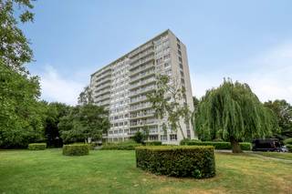 <p>immo DAVID stelt voor: op te frissen 2-slaapkamerappartement met prachtig uitzicht<br /><br />Op de 12de verdieping, zonder bovenburen, bevindt zich dit lichtrijke appartement van 83 m². Met een oppervlakte die ruim boven de gebruikelijke 72 m² ligt voor vergelijkbare appartementen in het gebouw, geniet u van extra leefruimte en comfort. Dankzij de hoge ligging geniet u bovendien van rust, privacy en een uitzonderlijk vrij uitzicht.<br /><br />De functionele indeling vormt de ideale basis voor een renovatie volledig naar eigen smaak. De woonkamer geeft, net als de keuken, rechtstreeks toegang tot het zuidgericht terras, waar u in alle rust kunt genieten van de groene omgeving.<br /><br />Verder beschikt het appartement over twee slaapkamers van elk 12 m², die ook perfect kunnen dienen als bureau, dressing of kinderkamer. De badkamer is uitgerust met een douche en een lavabo.<br /><br />Bovendien is het appartement voorzien van PVC-ramen met dubbele beglazing en beschikt het over een gunstig EPC B.<br /><br />De ligging is een absolute troef: vlak bij de Ring, het centrum van Brussel, het UZ Jette, scholen, openbaar vervoer, winkels, het Laarbeekbos en diverse fietsverbindingen.<br /><br />Bent u op zoek naar een ruim appartement met veel potentieel op een uitstekende locatie? Dan is dit de ideale opportuniteit.</p>
