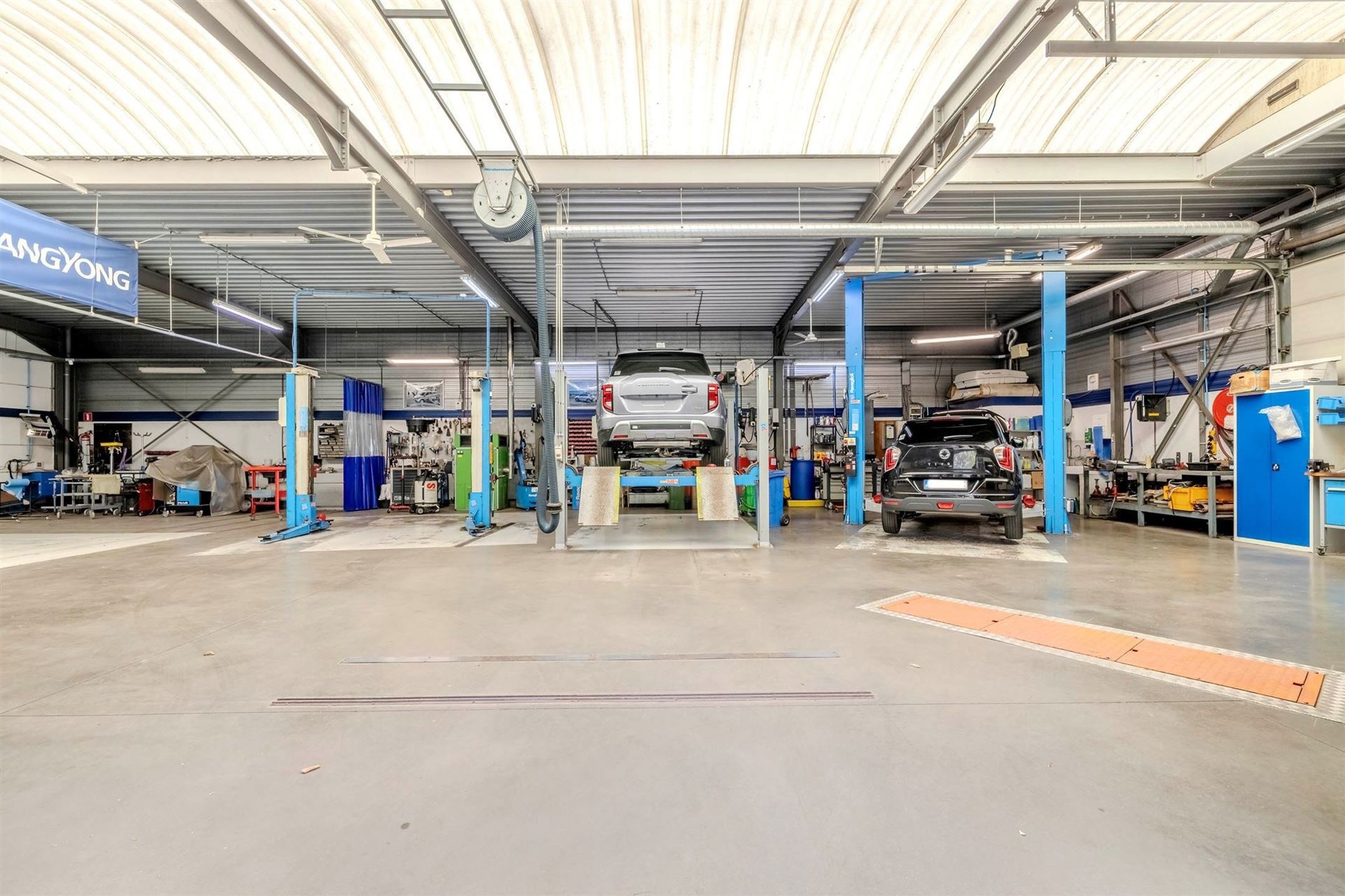 Bedrijfsgebouw met woonst  in industriezone en vlakbij de E313 - foto 5