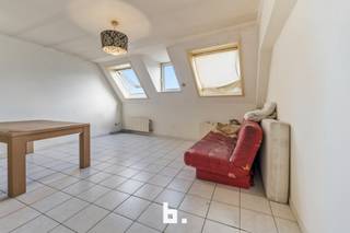 Leuke opbrengsteigendom, bestaande uit 8 studio's met mooi rendement van 5,89% bruto tussen het station en de Grote Markt.<br /><br />4 studio's vooraan het gebouw, 4 studio's achteraan.<br />Elke studio (±32m²) bestaat uit een open leefruimte, keukenhoek en badkamer met lig/douchebad, lavabomeubel en toilet.<br /><br />De studio's worden momenteel verhuurd aan €3929,84/maand excl. forfait van €25/maand/app voor gem. kosten<br />Geen professionele syndicus aanwezig in het gebouw, kosten worden gewoon gedeeld.