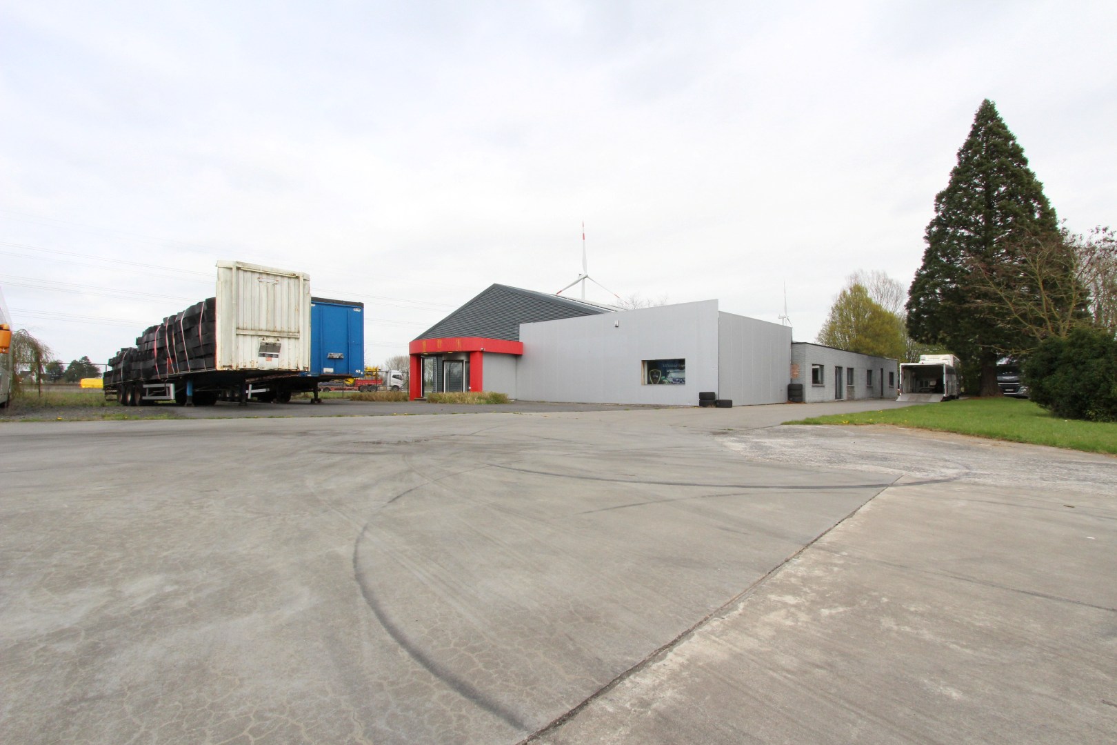 Ruime toonzaal, atelier langs de expressweg Knokke- Antwerpen te Eeklo - foto 4