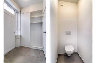 <span><span>Welkom in het rustige <strong>Voormezele</strong>. Deze charmante deelgemeente van Ieper kenmerkt zich door de <strong>groene omgeving en stilte</strong> eigen aan het platteland. De woning, gelegen in Voormezele Dorp 50, werd door de huidige eigenaars <strong>stevig onder handen genomen</strong> en verkeert in een <strong>uitmuntende staat</strong>. Het eigendom geniet van alle privacy, is <strong>volledig instapklaar</strong> en werd voorzien van alle hedendaags comfort.<br />De woning ligt bovendien op een boogscheut van het <strong>centrum van Ieper</strong>. Hier vindt u heel wat handels- en horecazaken en een ruime diversiteit aan supermarkten.<br /><br /><strong><em><u>Indeling:</u></em></strong><br />We betreden de woning via de inkomhal met aparte (fietsen)berging en gastentoilet. De <strong>woonkamer met open keuken</strong> vormt één mooi geheel op het gelijkvloers.<br />Op de eerste verdieping vinden we de <strong>recente badkamer</strong> met inloopdouche en dubbele wastafel. Daarnaast zijn hier ook <strong>drie volwaardige slaapkamers</strong>.<br />Buiten heeft u ten slotte een <strong>gezellig terras met tuin</strong> en een tuinhuis.<br /><br /><strong><em><u>Wat maakt dit eigendom uniek?</u></em></strong></span></span>
<ul>
	<li><span><span><strong>Rustige ligging</strong> en toch dicht bij Ieper centrum;</span></span></li>
	<li><span><span>Volledig <strong>gerenoveerd</strong> met nieuwe keuken en nieuwe badkamer;</span></span>
	<ul>
		<li><span><span>Centrale verwarming met condensatieketel op aardgas </span></span></li>
		<li><span><span>Geïsoleerde woning</span></span></li>
		<li><span><span>Dubbele beglazing</span></span></li>
		<li><span><span>EPC-label B</span></span></li>
		<li><span><span>Zonnepanelen</span></span></li>
		<li><span><span>Laag kadastraal inkomen van 213 €</span></span></li>
		<li><span><span>Elektriciteit volledig nieuw en conform</span></span></li>
		<li><span><span>Ventilatiesysteem</span></span></li>
		<li><span><span>Geschilderd</span></span></li>
	</ul>
	</li>
	<li><span><span>3 volwaardige slaapkamers;</span></span></li>
	<li><span><span>Gezellige <strong>tuin met terras</strong>;</span></span></li>
	<li><span><span>Volledig <strong>instapklare woning;</strong></span></span></li>
	<li><span><span>Ideale starterswoning of als investering.</span></span></li>
</ul>
<span><span><u><em><strong>Indeling</strong></em></u><br /><strong>Gelijkvloers</strong></span></span>

<ul>
	<li><span><span>Inkomhal</span></span></li>
	<li><span><span>Berging/fietsenberging</span></span></li>
	<li><span><span>Toilet</span></span></li>
	<li><span><span>Lichtrijke leefruimte met zicht op de tuin</span></span></li>
	<li><span><span>Keuken</span></span></li>
</ul>
<span><span> <strong>1ste verdieping</strong></span></span>

<ul>
	<li><span><span>3 ruime slaapkamers</span></span></li>
	<li><span><span>Badkamer met inloopdouche en dubbele lavabo en toilet</span></span></li>
</ul>
<span><span> <strong>Zolderverdieping</strong></span></span>

<ul>
	<li><span><span>Bergruimte (mogelijkheid tot extra slaapkamer) en technieken</span></span></li>
</ul>
<span><span>Contacteer ons nu op het nummer <strong>051 501 151</strong> of mail naar <strong>info@diksimmo.be</strong> voor meer info en een bezoek ter plaatse.</span></span>