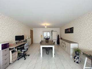 In het centrum van Roeselare, vlakbij het centraal station vinden we dit appartement met 2 slaapkamers en een ruim terras . De kleuter- en lagere...