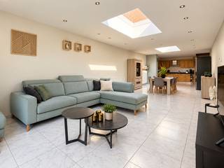 MAISON DE VILLE contemporaine avec JARDIN ENSOLEILLÉ et PRÊTE À EMménager, située au CENTRE DE RONSE. Cette agréable maison familiale offre un ESPACE DE VIE pratique et dégage une atmosphère chaleureuse et moderne. La CUISINE OUVERTE s'intègre harmonieusement au SALON CONVIVIAL AVEC VUE SUR LE JARDIN et bénéficie d'une abondante lumière naturelle. La maison dispose également d'un RANGEMENT PRATIQUE, d'une SALLE DE BAINS et de 3 CHAMBRES. À l'extérieur, vous pourrez vous détendre sur la terrasse ou dans le JARDIN ORIENTÉ À L'OUEST, idéal pour profiter du soleil de l'après-midi et du soir. Grâce à son EMPLACEMENT CENTRAL, les commerces, les écoles, les transports en commun, l’hôpital et d’autres commodités se trouvent à proximité, et vous bénéficiez en outre d’une ACCESSIBILITÉ FACILE depuis les communes environnantes.<br /><br />Adresse : Wolvestraat 106 à Renaix<br /><br />PEB : 179 kWh/m² ; UC:2982176-RES-1. Wg, Vg, Vkr, Gvv. Score G + score P A
