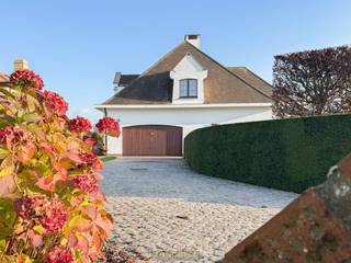 <p>Villawoning met <strong>VLOTTE BEREIKBAARHEID</strong> en <strong>IDEALE MOGELIJKHEDEN</strong> voor een <strong>VRIJ BEROEP, PRAKTIJKRUIMTE, NAGELSTUDIO OF HOME-OFFICE</strong>. Dankzij de <strong>GELIJKVLOERSE BUREAURUIMTE</strong> is deze woning perfect geschikt voor wie <strong>WONEN EN PROFESSIONEEL GEBRUIK</strong> wil combineren zonder aan comfort in te boeten. De royale indeling omvat onder meer een lichtrijke leefruimte met aanpalende veranda, een grote keuken met praktische bergruimte en douche, en een grote, inpandige garage met keldertoegang. Op de verdieping <strong>ZORGEN VIER SLAAPKAMERS</strong>, een badkamer, apart toilet en een POLYVALENTE RUIMTE VOOR TAL VAN INVULLINGEN, zowel privé als professioneel. De <strong>ZONNIGE TUIN MET TERRAS</strong> vormt een aangename buitenruimte, terwijl u een <strong>DUBBELE TOEGANG LANGS TWEE STRATEN</strong> heeft. Deze karaktervolle eigendom biedt een <strong>UNIEKE KANS VOOR VRIJ BEROEP, ZELFSTANDIGEN OF GEZINNEN</strong>.</p>
<br /><br />Adres: Nieuwstraat 28 te Sint-Maria-Lierde (Lierde)<br /><br /><span>G-score + P-score A. Geen renovatieverplichting van toepassing.</span>