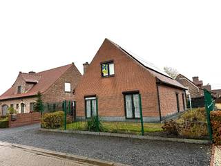 Deze goed onderhouden woning bevindt zich in een rustige, doch centraal gelegen woonwijk, ideaal voor wie op zoek is naar comfort en bereikbaarheid.<br /><br />Op het gelijkvloers betreed je de woning via een inkomhal met gastentoilet. De lichtrijke leefruimte met pelletkachel biedt een gezellige sfeer en sluit aan op een aparte keuken. Verder zijn er twee slaapkamers, waarvan één voorzien is van een praktische maatwerkkast, een badkamer en een zeer ruime garage met geautomatiseerde poort.<br /><br />De bovenverdieping telt nog twee volwaardige slaapkamers, berging en een apart toilet.<br /><br />Buiten geniet je van een onderhoudsvriendelijke, afgesloten tuin met een ruim overdekt terras en drie handige tuinbergingen.<br /><br />Extra troeven:<br />- Overal elektrische rolluiken<br />- Afgesloten hekken zorgt voor extra veiligheid<br />- Nieuw geplaatste energiezuinige warmtepomp<br />- Nieuw geplaatste energiezuinige warmtepompboiler<br />- Zonnepanelen dragen bij aan een energiezuinig verbruik<br /><br />Kortom: woning met alle comfort, ideaal voor wie rust, ruimte en gezelligheid weet te waarderen.