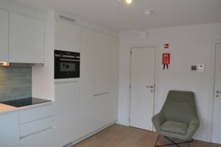 Deze kleinschalige residentie "Den Borgh" heeft 7 ingerichte studio's te midden van de levendige Leuvense binnenstad. De studio bevindt zich op 1ste verdieping en is voorzien van een leefruimte met opklapbed (zonder matras), bureau met bureaustoel, kleerkast, ontbijthoekje met tafel en stoelen, kitchenette met kookplaat, koelkast, vaatwasmachine, combi-oven, ledverlichting, ingewerkte lavabo, badkamer met douche en toilet, Panasonic unit (verwarming/koeling/airco). Het gebouw is tevens voorzien van een gemeenschappelijke berging en fietsenstalling. Beschikbaar vanaf 01/02/2026 . Maandelijkse kosten bedragen € 140. Voor meer informatie en/of het maken van een afspraak: patrik@ampvastgoed.be en/of 0465/00.40.45 of 0465.00.40.44 ga gerust ook een kijkje nemen op onze website ; www.ampvastgoed.be 