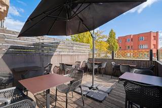 <p><strong>Vilvoorde: handels gelijkvloers met terras en woonst te koop </strong></p><p>Deze instapklare opbrengsteigendom biedt een uitstekende investeringskans in het hart van Vilvoorde. Het pand bestaat uit een handelsgelijkvloers met terras en meerdere wooneenheden, allen in goede staat van onderhoud. Dankzij de huidige volledige verhuring geniet de koper van directe opbrengsten vanaf dag één. Het pand werd gebouwd in 1936 maar werd zorgvuldig onderhouden en heeft een conforme de elektrische installatie.</p><p>Gelegen op de Hendrik I Lei, vlakbij scholen, openbaar vervoer, het station van Vilvoorde en diverse invalswegen. Ook winkels en andere faciliteiten bevinden zich op wandelafstand, wat de visibiliteit én bereikbaarheid van het handelspand aanzienlijk verhoogt.</p><p>De woning beschikt over een EPC-score C. Er is centrale verwarming op gas aanwezig met condensatieketels en superisolerend glas.</p><p><strong>Indeling:</strong></p><p>Het pand omvat onder meer een handelsruimte van 65 m² met keramische tegelvloer, een terras, een ruime keuken, een berging en een toilet. Het woongedeelte bevat <span>twee leefruimtes en keukens, </span>twee badkamers, twee toiletten en twee slaapkamers (18 m² en 11 m²), verdeeld over meerdere verdiepingen. Elke ruimte is goed onderhouden en voorzien van comfort zoals laminaatvloeren, moderne afwerking en superisolerend glas.</p><p><strong>Troeven:</strong></p><ul><li>Volledig verhuurd opbrengsteigendom.</li><li>Instapklaar handelspand met terras.</li><li>Uitstekende centrale ligging nabij station, winkels en scholen.</li><li>Elektrische keuring conform.</li><li>Goed onderhouden met moderne afwerking.</li><li>Ideaal voor investeerders of zelfstandigen.</li></ul><p><strong>Meer info? Conta</strong></p>