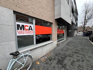 Commerciële ruimte met uitstekende ligging in casco oplevering. Residentie Gezelle is gelegen net binnen de Groene Boulevard van Hasselt,...