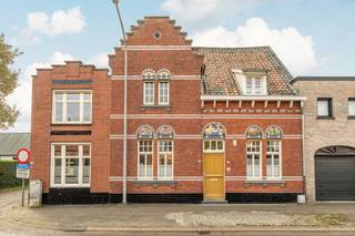 <strong>In het dorpscentrum van Meerle gelegen : charmante woning met 3 slaapkamers, kelder, zolder, ruime tuin met bijgebouwen en terras. Ongetwijfeld één van de mooiste huizen in het grensdorp Meerle. In deze bijzondere woning vinden we vele authentieke materialen en afwerking terug. De woning werd met veel zorg en liefde gerenoveerd waar nodig en met de juiste materialen. Voor de liefhebbers zeker een bezoek waard !<br />Opritten snelwegen Antwerpen-Breda-Eindhoven-Rotterdam op 5 km. <br />INDELING :<br />Inkomhal : </strong>met authentieke tegelvloer.<br /><strong>Woonkamer : </strong>27,00 m² : marmeren sierschouw voor houtkachel, natuurstenen tegelvloer.<br /><strong>Kantoor : </strong>4,00 m x 3,00 m : natuurstenen tegelvloer.<br /><strong>Eetkamer : </strong>4,30 m x 4,20 m : authentieke tegelvloer, schouw met speksteenkachel.<br /><strong>Keuken : </strong>5,00 m x 2,60 m : aanbouwkeuken met composiet werkblad, Falcon (AGA) gasfornuis + elektrische oven, dampkap, aansluitpunt voor vaatwasser, warmwaterboiler, natuurstenen vloer met vloerverwarming.<br /><strong>Bijkeuken : </strong>4,15 m x 2,65 m : wasplaats met aansluitpunt voor wasmachine, vestiarehoek, uitgietbak, toilet. Kleine bergzolder.<br /><strong>VERDIEPING -1<br /></strong><strong>Kelder :</strong> 4,20 m x 3,00 m : provisiekelder.<br /><strong>VERDIEPING 1<br /></strong><strong>Nachthal :</strong> eikenhouten plankenvloer.<br /><strong>Toilet.<br /></strong><strong>Slaapkamer 1 :</strong> linksvoor : 14,00 m² : novilon vloerbekleding.<br /><strong>Slaapkamer 2 : </strong> linksachter : 12,00 m² : eikenhouten blokjesparket.<br /><strong>Slaapkamer 3 : </strong>rechtsachter : 20,00 m² : met ingemaakte kasten.<br /><strong>Badkamer : </strong>3,45 m x 3,00 m : met ligbad, inloopdouche, badkamermeubel met 2 wastafels. Tegelvloer met vloerverwarming.<br /><strong>VERDIEPING 2<br />Zolderkamer / technische ruimte</strong> : te bereiken middels vaste trap : 8,00 m x 4,00 m : bergzolder met elektrische warmwaterboiler 300 L, luchtwarmtepomp, laminaat parketvloer. Dakkap geïsoleerd.<br /><strong>BUITEN <br />Terras : </strong>ruim terras<br /><strong>ruime tuin :</strong> op het zuiden.<strong><br /></strong><strong>Bijgebouwen : </strong>houten tuinschuur 30,00 m².<br /><strong>Woning Kerkstraat 39 Meerle</strong> : in de prijs inbegrepen : links naastgelegen te renoveren hoekwoning met gemetselde tuinschuur 22,50 m². <br /><strong>Verdere inlichtingen ten kantore na afspraak.</strong>