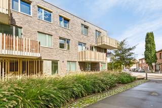 <div><div> <p>Praktijkruimte / kantoor in recent gebouw.</p><p>Deze gelijkvloerse ruimte biedt uitstekende mogelijkheden voor diverse professionele doeleinden. De voormalige kinesitherapiepraktijk beschikt over:</p><ul><li><p>Inkomhal met berging</p></li><li><p>Wachtzaal en afzonderlijk toilet</p></li><li><p>Drie praktijkruimten van 32 m², 12 m² en 6 m², elk voorzien van een wastafel</p></li><li><p>Praktische kitchenette</p></li></ul><p>Extra troeven:</p><ul><li><p>Hoekpand met veel lichtinval</p></li><li><p>Condensatieketel op gas</p></li><li><p>Airconditioning</p></li></ul><p>Ideaal voor therapeuten, zelfstandigen of andere vrij beroepsbeoefenaars die op zoek zijn naar een bereikbare en professionele werkruimte.  </p></div> </div>