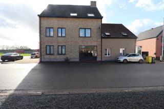 <strong>INDELING</strong><br />Woonkamer met open keuken, voorzien van de volgende toestellen: combi-oven, koelkast, vaatwasmachine, vitro keramische kookplaat en afzuigkap, badkamer voorzien van ruime inloopdouche, badkamermeubel en toilet, ruime berging/wasplaats met aardgasbrander voor CV en warmwaterbereiding en aansluiting voor wasmachine/droogkast, nachthal, slaapkamer, inderkamer/bureauruimte.<br /><br /><strong>BUITEN</strong><br />Carport (de middelste gelegen achter het appartementsgebouw.<br />Gemeenschappelijke fietsenberging (de achterste, gelegen achter het appartementsgebouw).<br /><br />Er zijn geen gemeenschappelijke huurlasten.