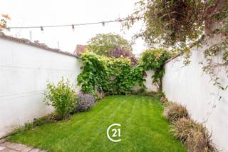 <p>Are you looking for a move-in-ready 3-bedroom home with a cozy garden in Ghent? Then this home is exactly what you’re looking for.</p><p>This home is located on Kiekenstraat in Ghent, in a quiet and easily accessible area just a short distance from the bustling city center. In the immediate vicinity, you’ll find various shops, schools, public transportation, and other everyday amenities. Thanks to its proximity to major thoroughfares and excellent bike and public transit connections, you’ll enjoy easy access to downtown Ghent and the surrounding municipalities. This convenient location combines the comfort of quiet living with all the benefits of city life.</p><p>Layout:<br />GLV: Through the entry hall, you enter the home and find yourself in the spacious and light-filled living area with an open kitchen. The large windows provide a pleasant flood of natural light. From the living area, you have direct access to the cozy garden, where you can relax in peace and quiet.</p><p>1st Floor: The staircase in the living area leads to the night hall, which provides access to the spacious bedroom and the bathroom, equipped with a bathtub, shower, and sink.</p><p>2nd Floor: On the second floor, there are two more full-sized bedrooms, both featuring practical custom-built closets.</p><p>This well-maintained home is ideal for families, first-time buyers, or investors looking for a comfortable home in a prime location in Ghent.</p><p>Interested? #NewLine #Feel free to contact us for more information or schedule your visit today.</p>