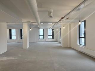 Newly-built offices opposite the West Station, junction of metro lines 1, 2, 5 and 6!At 3 stops from South Station. Also numerous bus and tram...