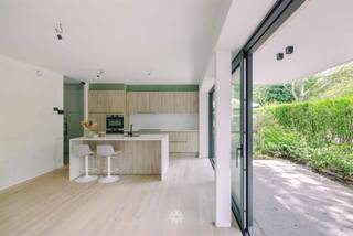 <p><span>GENT</span><span>- Instapklaar één-slaapkamer appartement in een kleinschalige residentie te koop nabij station Gent-Sint-Pieters</span></p><p><span> </span></p><p><span>Gelegen langs de Kortrijksesteenweg te Gent, vinden we dit instapklare gelijkvloersappartement met één slaapkamer in de luxeresidentie Huize Stella, ontworpen door CAAN Architecten.</span></p><p><span>Met Huize Stella kiest u voor een unieke woonbeleving waarin architectuur, natuur en comfort elkaar versterken. De residentie sluit naadloos aan bij het historische stadsgezicht en is ingebed in een groen woonerf met nieuw aangeplante bomen en een prachtige gemeenschappelijke tuin. </span></p><p><span>Grote raampartijen, maximale privacy en een hoogwaardige afwerking zorgen voor een uitzonderlijk wooncomfort. Daarnaast geniet het appartement van een aantal gemeenschappelijke faciliteiten zoals extra berging en aangelegde parktuin.</span></p><p><span> </span></p><p><span>De belangrijkste toeven</span></p><ul><li><span>Kleinschalige residentie van zes appartementen</span></li><li><span>Volledig instapklaar (dient enkel nog geschilderd te worden)</span></li><li><span>Zuid geörienteerd terras omringd door groen</span></li><li><span>Verkoop onder registratierechten</span></li><li><span>Vlotte verbinding met zowel openbaar vervoer als wagen</span></li><li><span>Inclusief </span><span>twee ruime private bergingen</span></li><li><span>Op wandelafstand van het Citadelpark</span></li><li><span>Kwalitatief gebruik van materialen met uitgeruste badkamer en keuken</span></li><li><span>Ideaal zowel voor eigen bewoning als investering</span></li></ul><p><span> </span></p><p><span> </span></p><p><span>Indeling</span></p><p><span>Het appartement verwelkomt u via de inkomhal met aparte technische berging, aansluitend de lichtrijke leefruimte voorzien van grote raampartijen met een open keuken, een aparte slaapkamer met ensuite badkamer (lavabo, douche en bad)</span></p><p><span>Tot slot beschikt het appartement nog over een ondergrondse kelderberging en bovengrondse berging als extra opslagplaats.</span></p><p><span> </span></p><p><span> </span></p><p><span> </span></p><p><span>Belangrijk:</span></p><p><span>Richtprijs: 449.000EUR</span></p><p><span>EPB: 45 kWh/m²jaar E23</span></p><p><span> </span></p><p><span>Neem contact op met Axel Lenaerts Makelaars voor een bezoek via <span>zoe@axellenaerts.be</span></span><span> of 09/245 24 24</span></p><p><span> </span></p><p><span> </span></p><p><span> </span></p><p><span> </span></p>