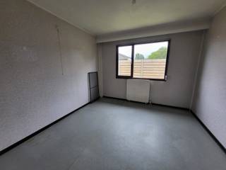 <p>Ruime te renoveren half open woning te koop in Knokke-Heist.<br /><br />Deze ruime te renoveren half open woning bevindt zich in een rustige residentiële buurt waar de afgelopen jaren heel wat panden een grondige upgrade kregen. De woning beschikt over 3 slaapkamers, een inpandige garage en een mooie oppervlakte als tuin.</p>
<p>Deze woning wordt u aangeboden in samenwerking met het biedplatform van COVAST. <br />Indien u belangstelling heeft om een bod uit te brengen kan dit enkel via ALBERT Vastgoed.<br />Wanneer uw bod weerhouden wordt door de verkoper zal u als koper eveneens instaan voor de betaling van het honorarium aan COVAST. Het honorarium bedraagt 4,50% inc. BTW bovenop de geboden prijs. Alle wettelijke opzoekingen kunt u bekomen na contactname met Albert Vastgoed.<br /><br />Bent u op zoek naar een te renoveren woonst te Knokke-Heist, neem dan voor meer inlichtingen of een bezoek op afspraak contact op met Dominique Baes, ALBERT, op 0498/12.82.20 of via dominique.baes@albert.immo</p>