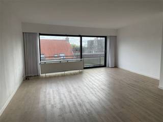 <p><span>Prachtig gerenoveerd appartement in het centrum van Boom. Winkels, wekelijkse markt en openbaar vervoer in de nabijheid. De inkomhal is centraal gelegen. Aan de straatkant is de grote lichte woonplaats van 48m². De open keuken is recent vernieuwd en uitgerust met ijskast, diepvriezer, oven, dampkap en vaatwasser. Aan de achterzijde zijn er 2 slaapkamers (9,35m²; 14,45m²) waarvan 1 toegang heeft naar het terras. De badkamer heeft een inloopdouche en lavabo in een meubel. Het toilet is apart. Verder is er nog een extra berging en een wasplaats.</span></p><p><span>Bent u op zoek naar een instapklaar appartement met rustig gelegen slaapkamers neem dan contact op met het kantoor.</span></p><p><span>EPC:128 m²/ C Geen renovatieplicht!</span></p><p><span> </span></p><p><span>Stedenbouwkundige inlichtingen in aanvraag.</span></p><p><span> </span></p><p><span>Voor meer inlichtingen, een bezoek of een vrijblijvende waardebepaling van uw eigendom info@vastgoedclement.be.</span></p><p><span> </span></p><p><span> </span></p><p><span> </span></p><p><span> </span></p>