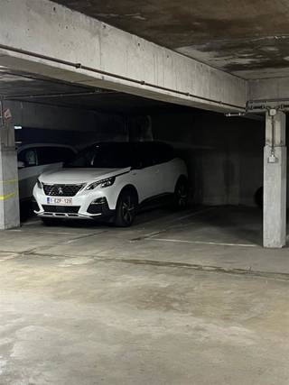Ondergrondse autostaanplaats nr 27 te koop, gelegen aan het Bischoppenhofpark, nabij het Antwerp stadion, inrit via automatische poort.  ...