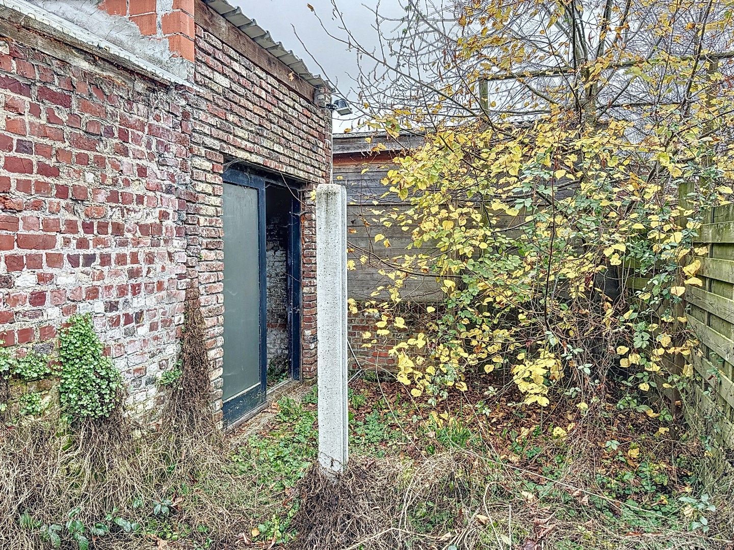 TOTAAL TE RENOVEREN WONING MET TUIN - foto 2