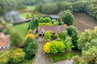 Deze villa profiteert naast een groene omgeving ook van een uitstekende en rustige ligging in Mol. U geniet hier van een vlotte verbinding met de N71 (ring Lommel - Geel) en de omliggende gemeenten Balen, Geel en Meerhout.<br /><br />Deze woning werd begin jaren in '90 gebouwd met kwalitatieve materialen en oog voor detail. Doorheen de jaren werd deze woning steeds met de nodige zorg en aandacht onderhouden.<br /><br />We betreden de woning via de uiterst ruime inkomhal met gastentoilet. Vervolgens komen we aan in de leefruimte van maar liefst ca 50 m². Deze leefruimte is prima in te delen in een gezellige zithoek met inbouwcassette en een uitgestrekte eethoek. Aansluitend aan het eetgedeelte bevindt zich de keuken welke voorzien is van voldoende kastruimte, koelkast, elektrische kookplaat, afzuigkap, vaatwasser en een dubbele wastafel. Ook hier is voldoende ruimte voorzien om een eettafel te plaatsen. Optimaal genieten van rust en zicht over de tuin kan je ten alle tijde in de gezellige veranda. <br /><br />De nachthal geeft uit op 3 ruime slaapkamers, een extra kamer, een badkamer en de garage. Deze badkamer is uitgerust met een ligbad, toilet en dubbele wastafel. <br />De garage op het gelijkvloers biedt ruimte voor twee auto's droog en warm te parkeren en een praktische ruimte achteraan. <br /><br />De kelder (288 m²) welke onder de volledige woning loopt is bereikbaar via vaste trap of via de garagepoort achteraan de woning. Deze is deels ingericht als garage maar ook deels als bruikbare woonoppervlakte. Zo zijn hier momenteel 2 kamers, een ruime recreatieruimte, voorraadkelder en een tweede badkamer met sauna, inloopdouche, wastafel en extra toilet.<br /><br />De zolderverdieping is toegankelijk via vaste trap en biedt nog extra mogelijkheid voor 194 m² bruikbare oppervlakte !<br /><br />U geniet zowel vooraan, achteraan als naast de woning van een ruime, goed onderhouden en proper aangelegd tuin. Hier kan u optimaal genieten van rust en privacy. <br /><br />* ruime villa op prachtig perceel<br />* EPC B! <br />* vloerverwarming + airco<br />* zonnepanelen <br />* sauna <br />* sproei installatie aanwezig !