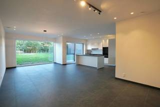 Stijlvol, energiezuinig en volledig afgewerkt: deze moderne nieuwbouwwoning te Assenede is helemaal klaar voor haar eerste bewoners.<br /><br />Op een rustige maar vlot bereikbare ligging te Assenede bevindt zich deze stijlvolle gesloten bebouwing op een mooi perceel.De woning combineert een volwaardige bewoonbare oppervlakte met een doordachte indeling, veel natuurlijk licht en een bijzonder verzorgde afwerking. Aan werkelijk alles werd gedacht, met een duidelijke keuze voor kwaliteitsvolle materialen en hedendaags wooncomfort.<br /><br />De ruime leefruimte sluit naadloos aan op de volledig geïnstalleerde open keuken. Daarnaast is er een afzonderlijk bureau, een inpandige garage en een polyvalente ruimte die perfect kan dienen als extra bureau of speelruimte.<br /><br />Op de verdieping bevinden zich 3 zeer ruime slaapkamers, waaronder een master bedroom met ensuite badkamer. De twee overige slaapkamers beschikken over een tweede gemeenschappelijke badkamer. Ook een praktische wasplaats werd op deze verdieping voorzien.<br /><br />Troeven:<br />- Volledig afgewerkt met kwaliteitsvolle materialen!<br />- Lucht/water-warmtepomp met vloerverwarming én -koeling<br />- 12 zonnepanelen van 450 Wp + ventilatiesysteem D<br />- 3 ruime volwaardige slaapkamers + 2 prachtige badkamers<br />- Afzonderlijke bureauruimte op het gelijkvloers<br />- Inpandige garage<br />- Ruime tuin met betonplaat van ca. 40 m² voor tuinberging en lounge<br />- Aankoop aan 6% btw mogelijk!<br /><br />Een instapklare nieuwbouwwoning waar ruimte, comfort en energiezuinigheid perfect samenkomen. Hier hoeft u enkel nog te verhuizen!<br /><br />Meer info of een bezoek? Bel WIJSvastgoed op +32 9 395 80 10 !