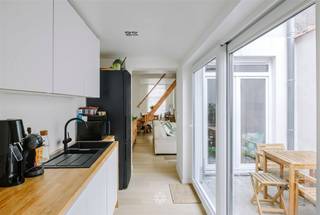 <p><span>LEDEBERG - Instapklare stadswoning met drie slaapkamers en gezellige buitenkoer nabij Gent</span></p><p><span> </span></p><p><span>Deze instapklare gerenoveerde rijwoning met drie slaapkamers en leuke buitenruimte is gelegen in de Langestraat 52.</span></p><p><span>Dankzij de strategische ligging bevindt u zich op korte afstand van het Centrum van Gent, met een ruim aanbod aan winkels, scholen en openbaar vervoer op wandel- en fietsafstand, en een vlotte aansluiting op de belangrijkste invalswegen.</span></p><p><span> </span></p><p><span>Enkele troeven: </span></p><ul><li><span>Centraal gelegen te Ledeberg, in de nabijheid van het openbaar vervoer, verbindingswegen en het centrum van Gent</span></li></ul><ul><li><span>Volwaardige slaapkamers</span></li><li><span>Polyvalente zolderkamer</span></li><li><span>Aangename buitenkoer</span></li><li><span>Ruime badkamer met ligbad en douche</span></li><li><span>Ideaal zowel als investering als eigen bewoning</span></li></ul><ul><li><span>EPC Label B, asbest veilig en conforme elektriciteit</span></li></ul><ul><li><span>Grondig en kwalitatief gerenoveerd</span></li></ul><p><span> </span></p><p><span>De indeling gaat als volgt:</span></p><p><span>De woning verwelkomt je in een ruime en lichtrijke leefruimte waar gezelligheid en comfort centraal staan. Dankzij de grote raampartijen geniet deze ruimte van een overvloed aan natuurlijk licht, wat zorgt voor een aangename en warme sfeer. Aansluitend bevindt zich de volledig geïnstalleerde keuken, die voorzien is van alle nodige toestellen en voldoende werk-en opbergruimte biedt. Vanuit de leefruimte heb je rechtstreekse toegang tot de gezellige binnenkoer.</span></p><p><span>Op de eerste verdieping bevindt zich een ruime slaapkamer met hoge plafonds, wat zorgt voor een extra gevoel van ruimte. verder vind je hier een comfortabele badkamer, uitgerust met zowel een douche als een ligbad. daarnaast zijn er aansluitingen voorzien voor een wasmachine en beschikt deze verdieping over een afzonderlijk gasten toilet.</span></p><p><span>De tweede verdieping telt twee volwaardige slaapkamers. Tot slot beschikt de woning over een ruime zolderverdieping die bereikbaar is via een vaste trap. Deze polyvalente ruimte kan volledig naar eigen wens benut worden.</span></p><p><span> </span></p><p><span>Belangrijk: </span></p><p><span>Richtprijs: 449.000 EURO</span></p><p><span>EPC label: 167 kWh/m²jaar</span></p><p><span> </span></p><p><span>Benieuwd naar deze eigendom? Neem contact op met Axel Lenaerts Makelaars voor een bezoek ter plaatse: <span>zoe@axellenaerts.be</span></span><span> of 09 245 24 24</span></p>