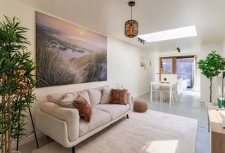 Moderne en volledig gerenoveerde woning in het centrum van Roeselare, op wandelafstand van de Grote Markt.<br /><br />De woning is momenteel verhuurd aan €1.000 per maand en vormt daardoor ook een interessante opportuniteit voor wie op zoek is naar een investering met onmiddellijk rendement.<br /><br />De woning werd stijlvol afgewerkt met kwalitatieve materialen, waaronder een gepolierde betonvloer, een zwarte glazen deur, een ruime witte keuken met groot kookeiland en een moderne lichtstraat die zorgt voor extra natuurlijke lichtinval.<br /><br />Dankzij de gunstige EPC-score B is de woning bovendien energiezuinig. Het pand is volledig asbestvrij en de elektrische installatie is conform gekeurd.<br /><br />Een instapklare woning op een topligging, ideaal als eigen woonst of als investering.<br /><br />Kortom, zeker een bezoek waard!