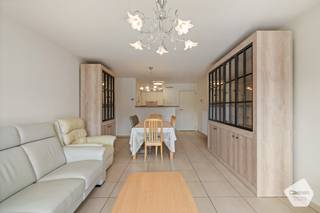 Dit twee slaapkamer appartement gelegen in <strong>hartje</strong> <strong>Blankenberge</strong> heeft een <strong>uitstekende</strong> <strong>locatie</strong> vlakbij het strand en openbaar vervoer.<br /><br />Bij het binnenkomen bevindt zich aan de linkerzijde de <strong>lichtrijke</strong> <strong>leefruimte</strong> met volledig <strong>geïnstalleerde</strong> <strong>open</strong> <strong>keuken</strong>. Via de leefruimte is er rechtstreekse toegang tot het <strong>zuidgericht</strong> <strong>terras</strong> waar u een fantastisch <strong>zicht</strong> heeft over de <strong>Grote</strong> <strong>Markt</strong>. Naast de keuken is een kleine <strong>berging</strong> met <strong>mogelijkheid</strong> voor het <strong>aansluiten</strong> van een <strong>wasmachine</strong>. Aan de achterzijde van het appartement bevinden zich <strong>twee</strong> <strong>ruime</strong> <strong>slaapkamers</strong> beiden voorzien van dubbele beglazing met PVC omkadering. Verder beschikt het appartement nog over een <strong>badkamer</strong> met <strong>ligbad</strong> en enkele lavabo. <br /><br />De eigenaar biedt u tevens de <strong>mogelijkheid</strong> tot het <strong>aankopen</strong> van een <strong>staanplaats</strong> in het gebouw. Het appartement wordt <strong>gemeubeld</strong> verkocht wat tevens een fiscaal voordeel biedt.<br /><br />Het appartement wordt <strong>individueel</strong> <strong>verwarmd</strong> op gas en beschikt over een <strong>conforme</strong> <strong>elektrische</strong> <strong>keuring</strong> en een <strong>EPC</strong> met <strong>A</strong>-<strong>score</strong>. Het appartement is gelegen op de <strong>derde</strong> <strong>verdieping</strong> in een gebouw daterende uit het jaar <strong>2010</strong>. Het appartement is bereikbaar via de <strong>lift</strong>.